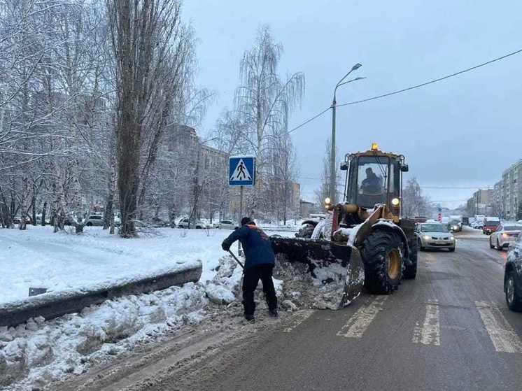 600 единиц техники помогают устранять последствия снегопада в Нижнем