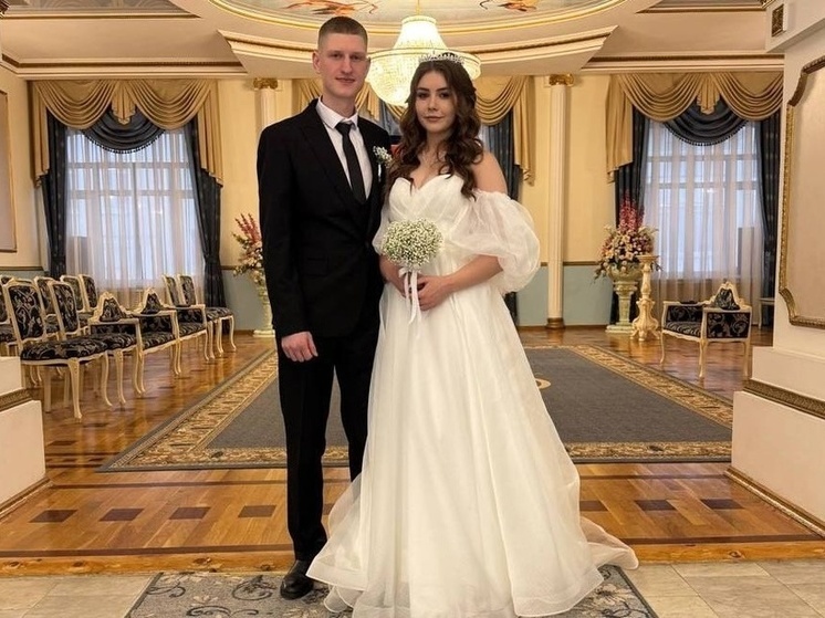 Первая пара молодоженов в 2025 году в Смоленске – семья сотрудников УФСИН