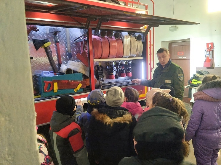 Школьники посетили пожарную часть в Кандалакше