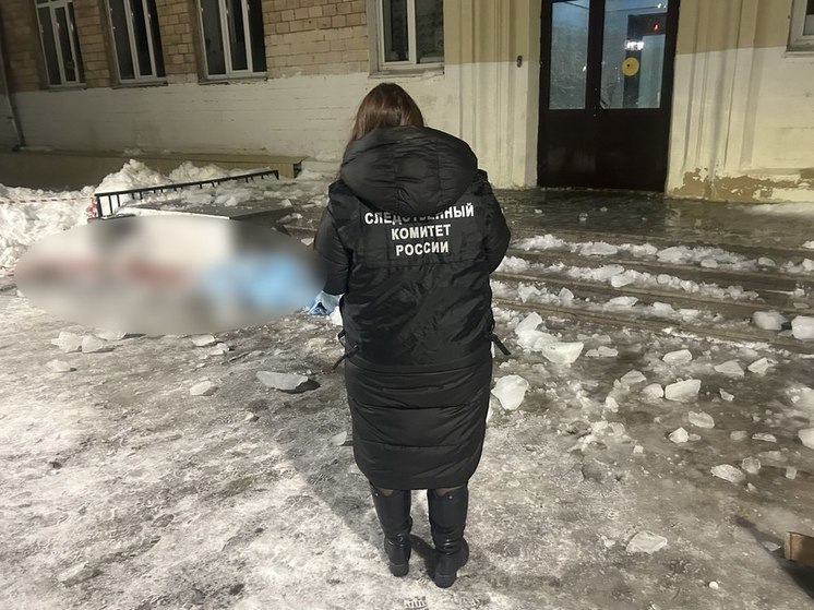 Женщина погибла от упавшей на нее ледяной глыбы в Петрозаводске