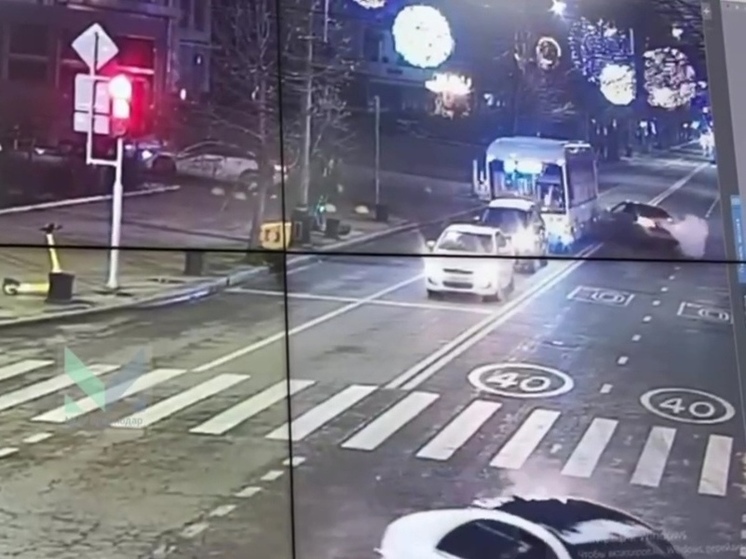 В центре Краснодара загорелась легковушка после столкновения с пассажирским автобусом