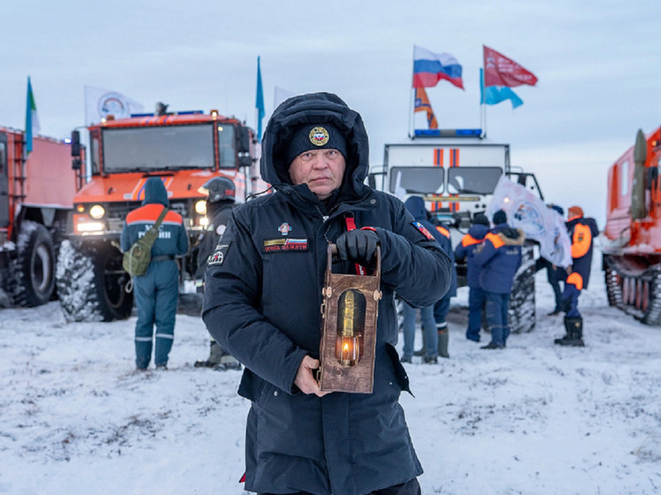 Частицу Вечного огня из Коми доставили на Ямал участники экспедиции «Безопасная Арктика»