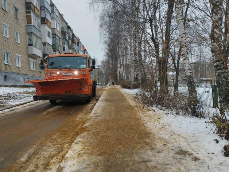 В Костроме дорожники усилили противогололедную обработку у соцобъектов