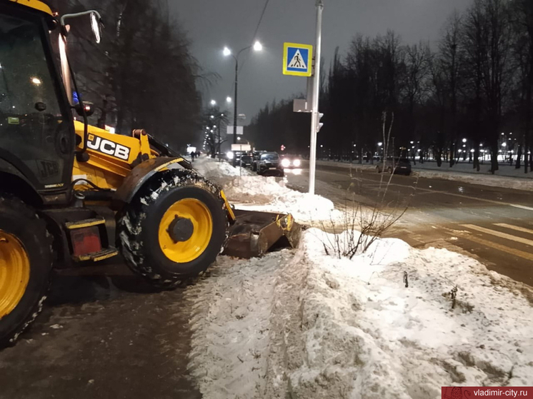 Во Владимире убирают выпавший снег