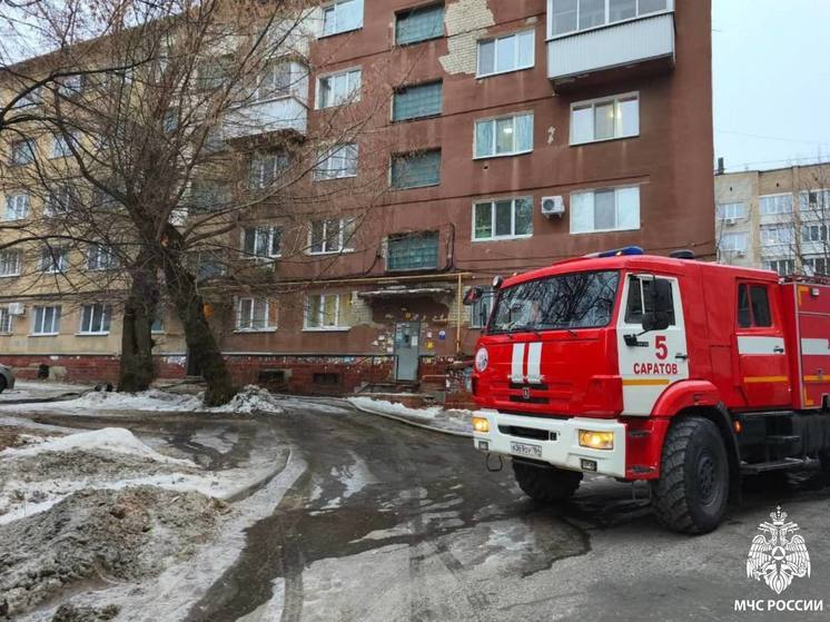 Пожарные вывели 20 жильцов из горящей пятиэтажки на 2-й Дачной