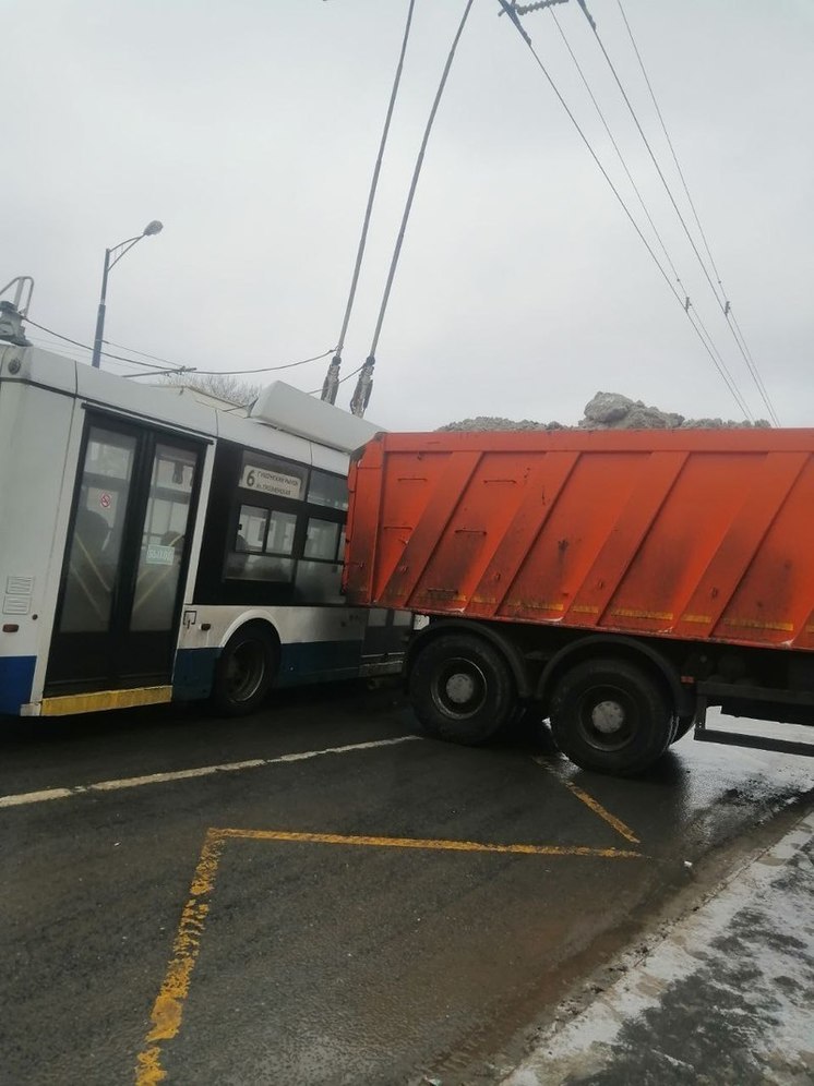 Жители Самары в соцсетях пожаловались, что грузовик со снегом мешал движению троллейбуса