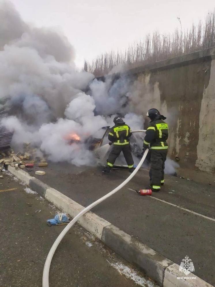 На федеральной трассе Черкесск – Домбай легковушка врезалась в остановку