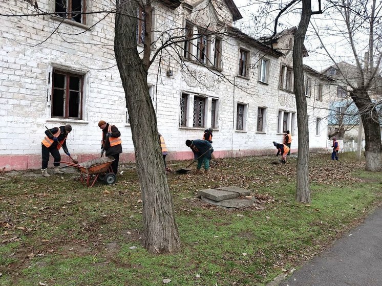 Коммунальщики Новой Каховки приступили к устранению последствий обстрелов