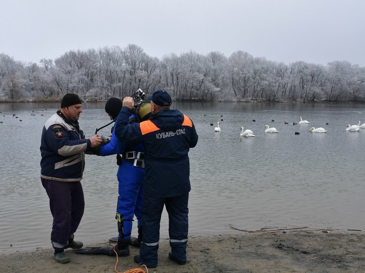 На Кубани спасатели обследуют дно водоемов перед Крещением