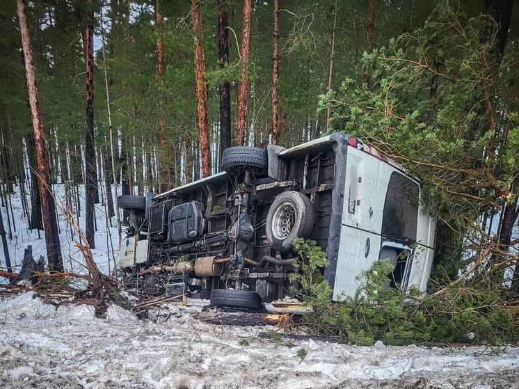 В Ленобласти под трассу ушел автобус с пассажирами