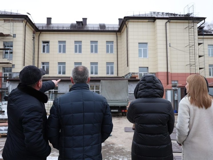 В Курске председатель местного комитета образования Лидия Асадчих недавно провела встречу с родителями учеников школы №10 имени Е