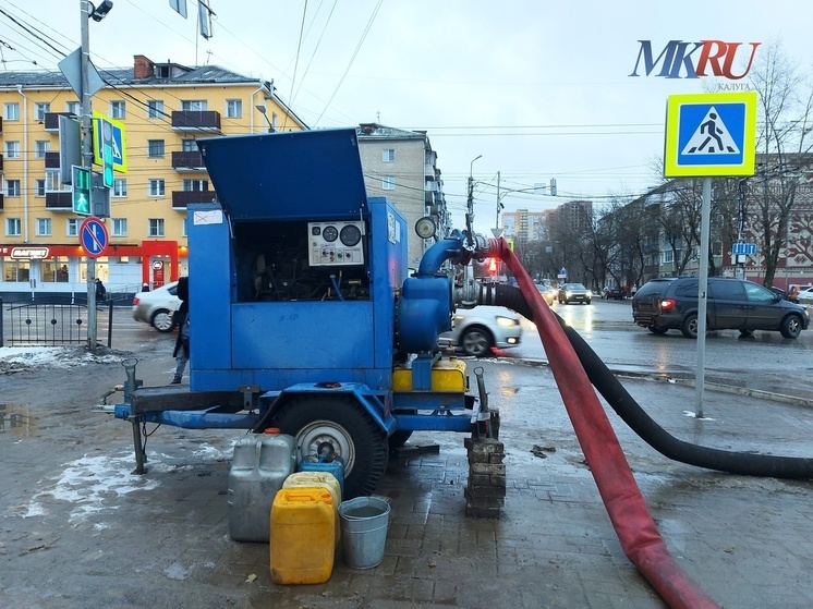 У провала на калужской улице Либкнехта работает спецтехника ⁠