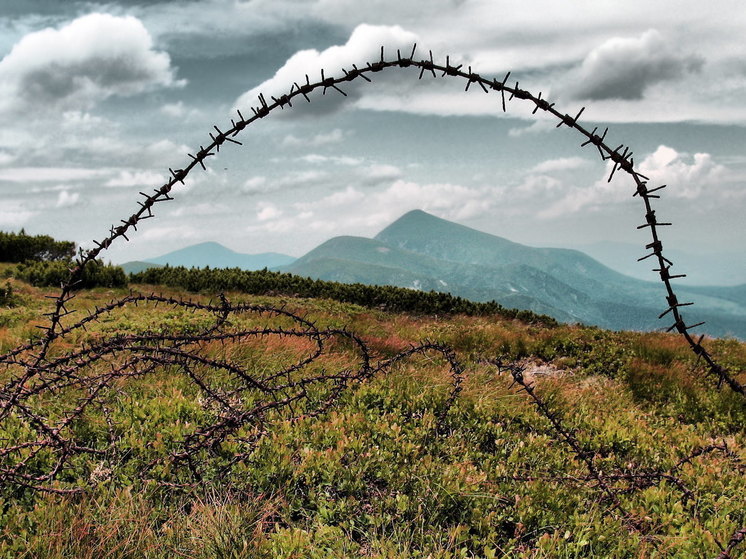 Трассу Украина-Белоруссия завалили валунами, установили противотанковые ежи