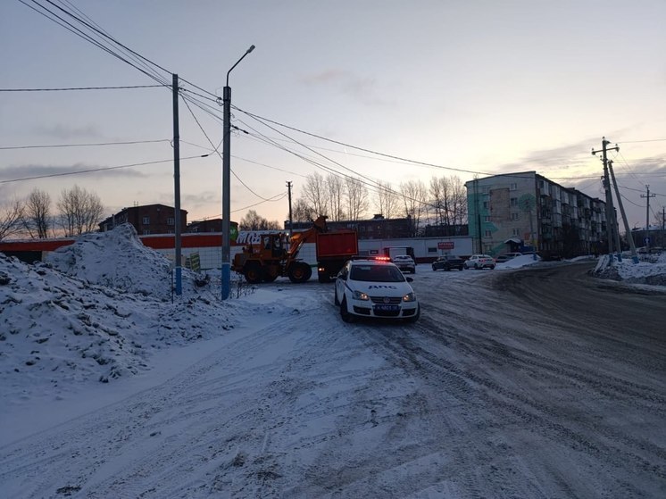 Дети в кузбасском городе превратили сугроб у дороги в опасную горку