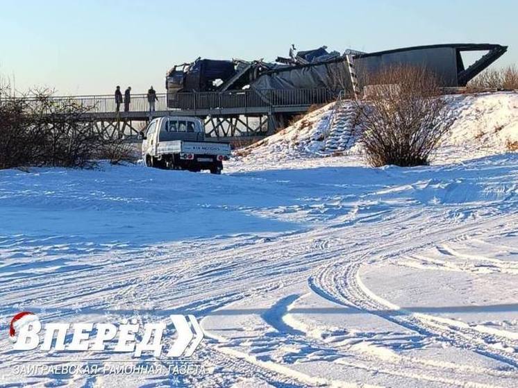 В Бурятии у фуры на Генеральском мосту снесло крышу