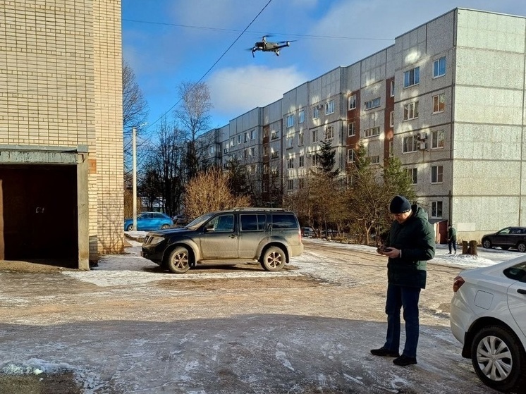 В Боровичах дроны с тепловизорами искали дырки в крышах