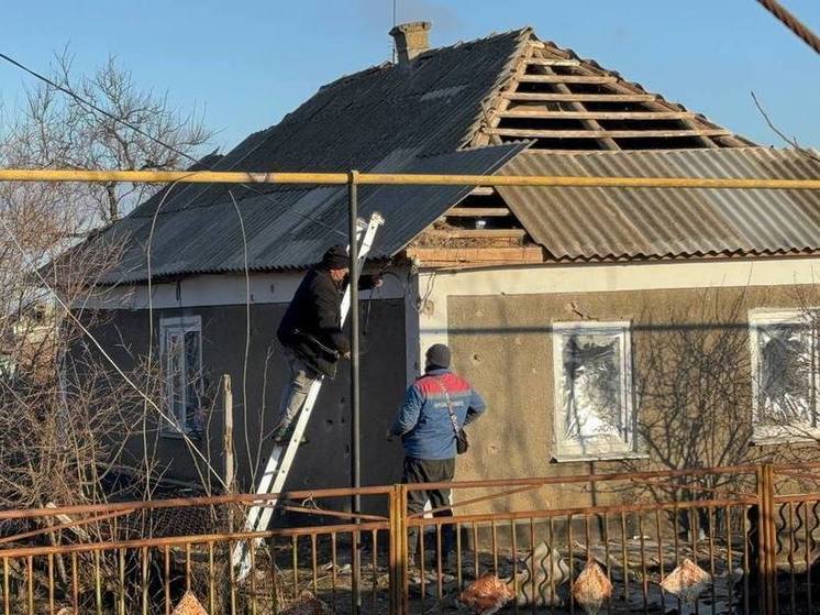 В Новокиевке на Херсонщине устраняют последствия недавнего обстрела