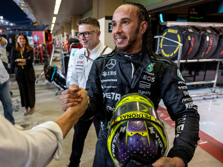 Чемпион «Формулы-1» Хэмилтон закрутил роман с актрисой, которая старше его на 12 лет