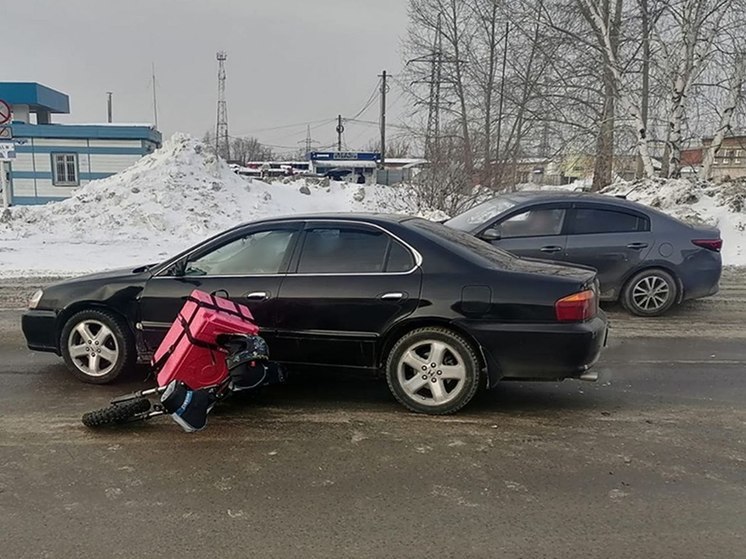 В Томске Honda сбила курьера на электровелосипеде