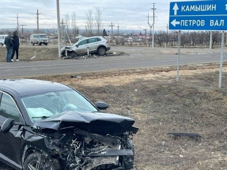 В Волгоградской области в ДТП пострадали трое взрослых и два ребенка