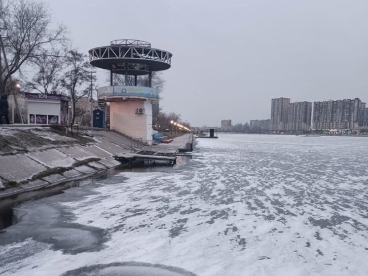 Астрахань припорошило снегом и коммунальщики приступили к работе