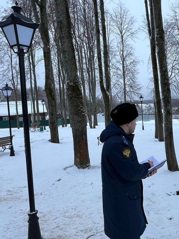 В Износках подрядчик не успел благоустроить парк и поплатился