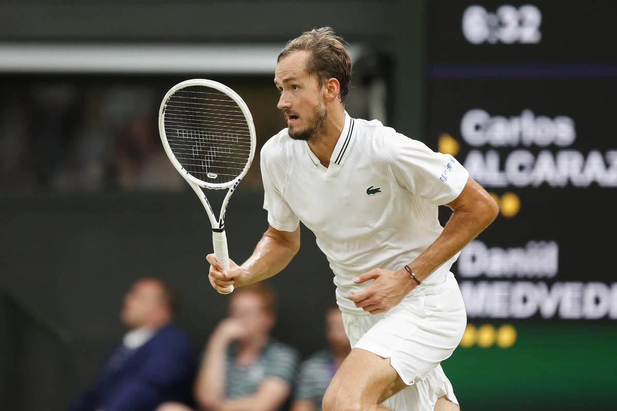 Стало известно, какой штраф грозит Медведеву за срыв в 1-м круге Australian Open