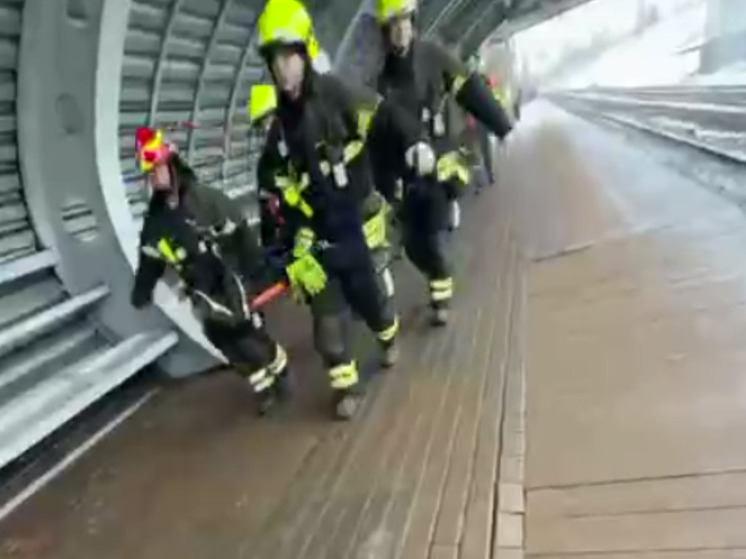 Пассажир так увлекся сухариками, что упал с платформы на Ярославском направлении