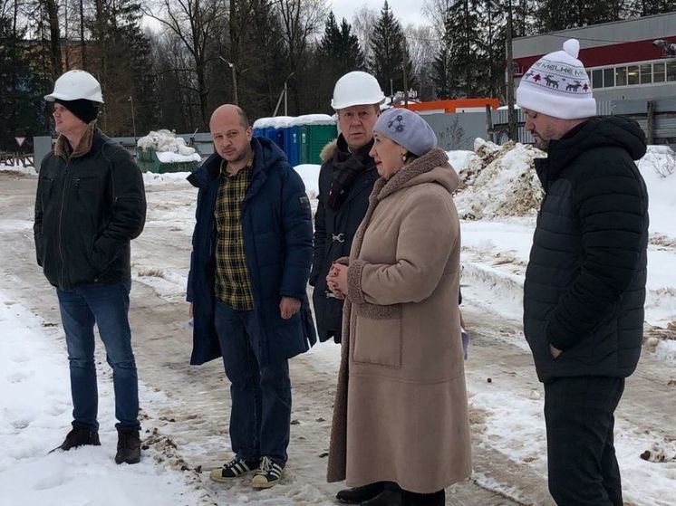 Партийцы контролируют ход строительства новой школы в поселке Караваево