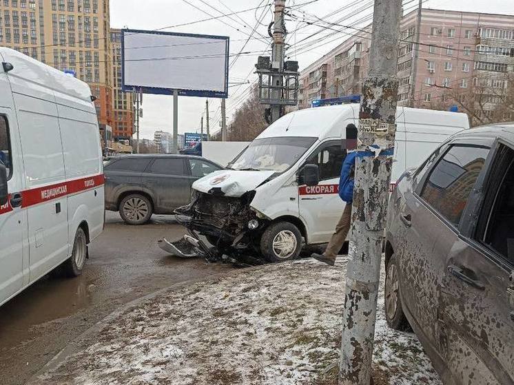Водитель и пассажир Lada пострадали в ДТП с машиной скорой помощи в Рязани