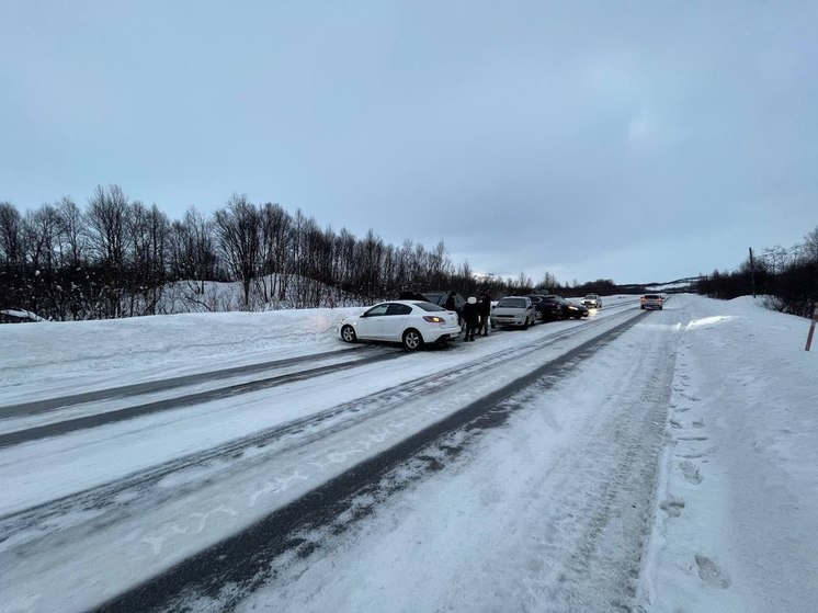 Шесть автомобилистов стали участниками масштабного ДТП на трассе Кола