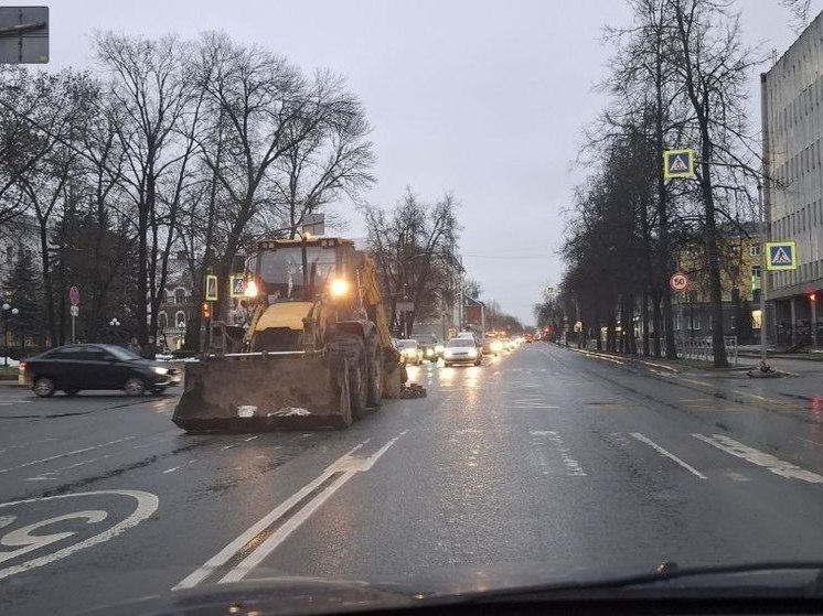 В центре Пскова ремонтируют дорогу