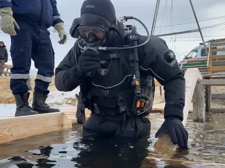 Волгоградские водолазы обследуют дно водоемов, где будут установлены купели