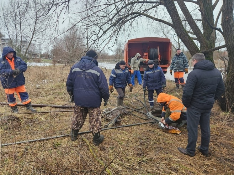 В Старой Руссе вытащили из канализационного коллектора 30 кг влажных салфеток