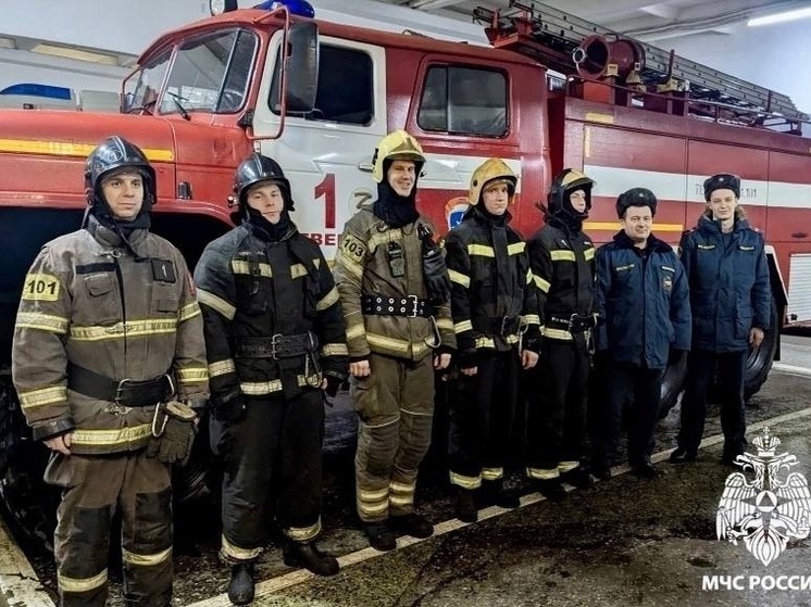 В Твери пожарные спасли человека из горящей квартиры