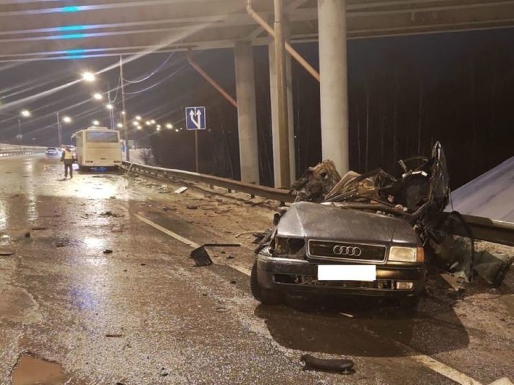 Водитель и два пассажира легковушки погибли в жесткой аварии под Дмитровым