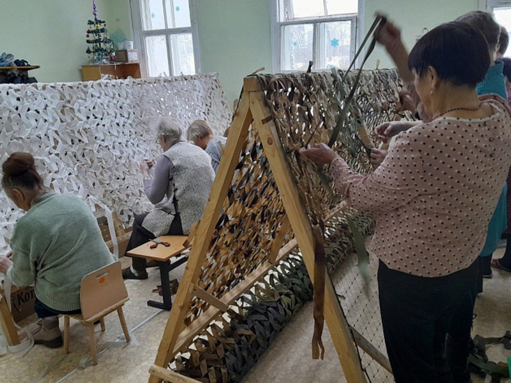 Вельские активисты изготовили для российских бойцов свыше пятисот маскировочных сетей