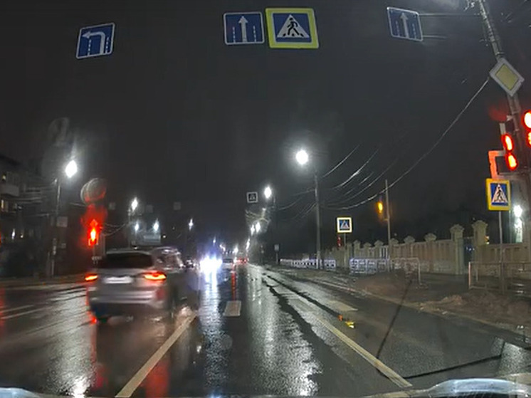 В Твери возле школы два автомобиля спокойно проехали на красный свет
