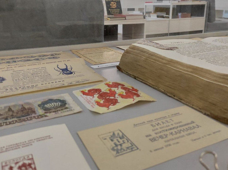 Выставку из забытых в книгах предметов подготовили в Вологодской областной библиотеке (6+)