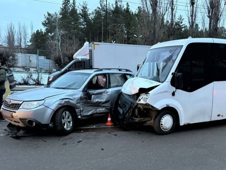В Воронеже молодая пассажирка попала в больницу из-за столкновения автобуса с автомобилем