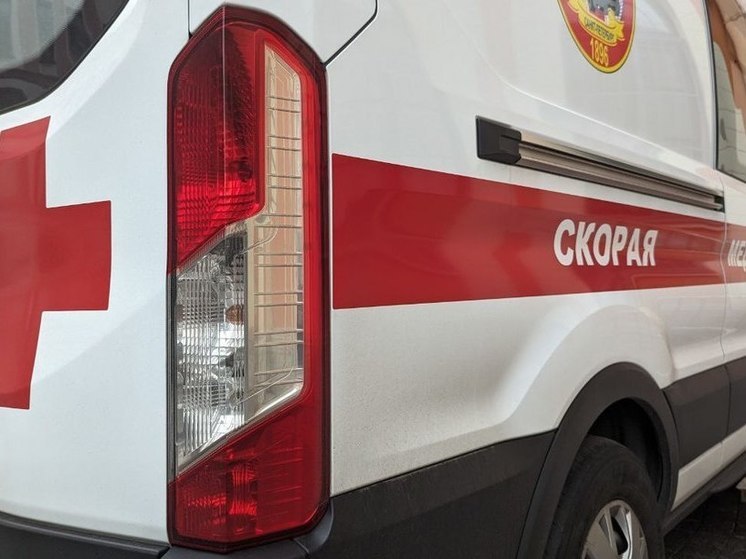 Врачи начали спасать заваленного в котловане арматурой и землей петербуржца
