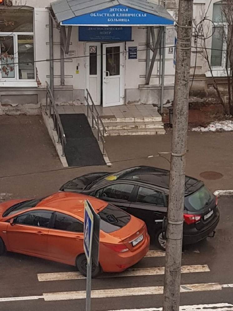 В Твери автомобилисты-нарушители "забаррикадировали" подход к ДОКБ