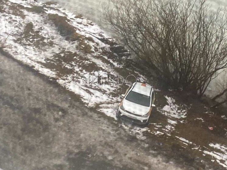 Машина такси едва не улетела в Юдинский пруд в Подмосковье