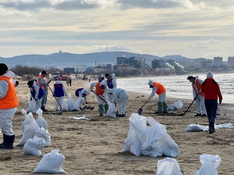 Олег Бойченко помогает расчищать пляжи от мазута