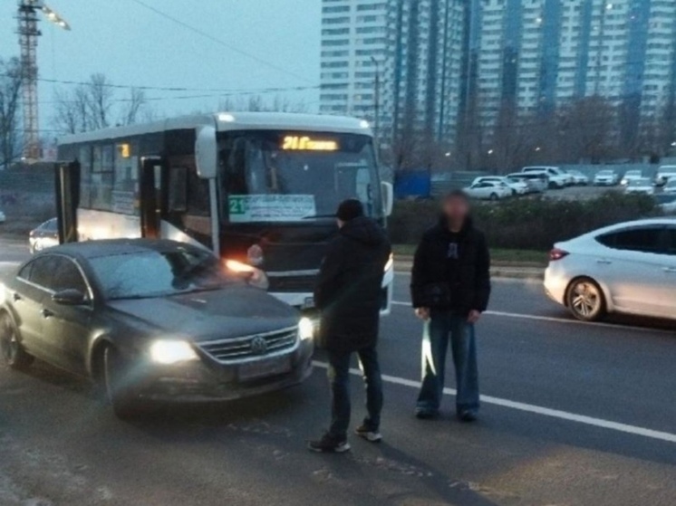 В Ростове на Гвардейской площади столкнулись автобус и легковушка