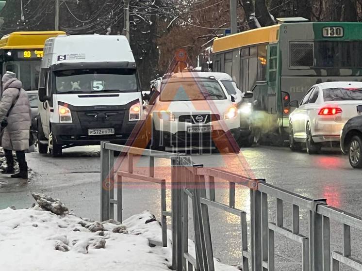Из-за аварии с участием маршрутки на улице Красной в Пензе образовалась большая пробка