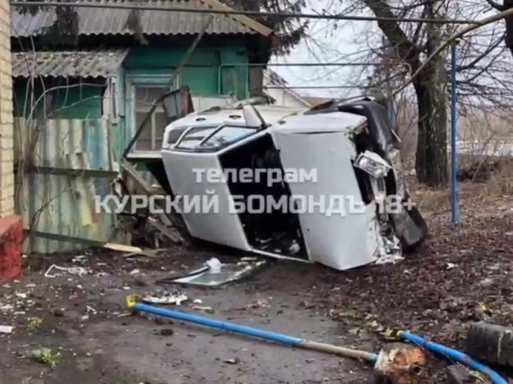 В курских Щиграх легковушка снесла забор частного дома и опрокинулась