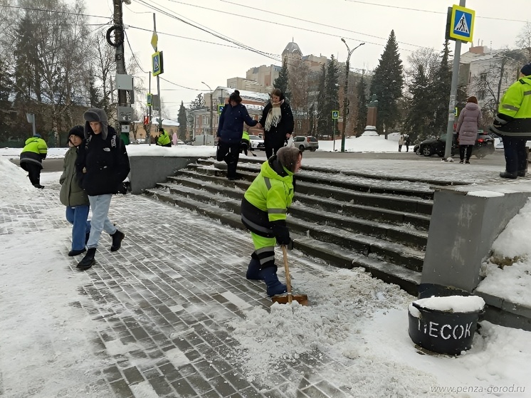 Более 110 единиц техники борются с последствиями снегопада дорогах Пензы 17 января