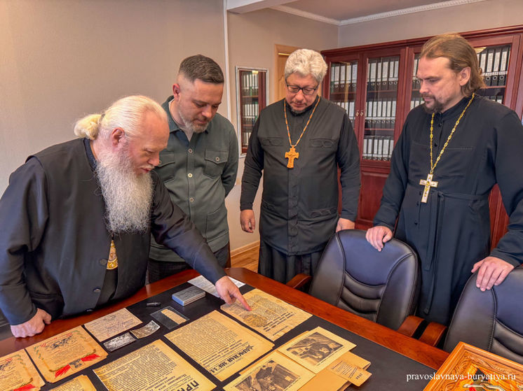 В Бурятии митрополит подарил фонду «Защитники Отечества» раритеты военных лет