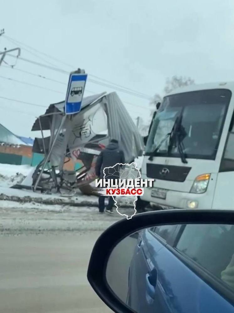 В Прокопьевске автобус сбил остановку «Тырганский парк»